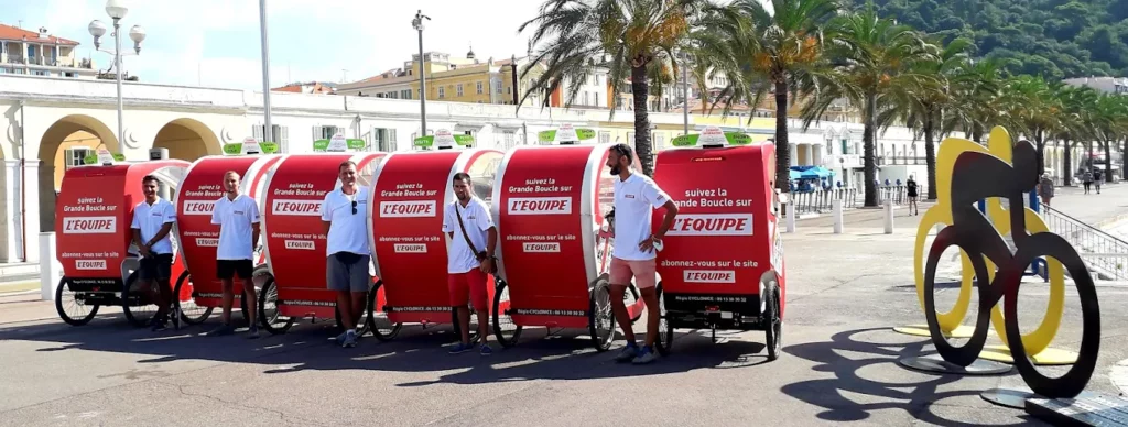 Visibilité événementielle premium : flotte de navettes VIP brandées en Total Cover à Nice pour l'arrivée du Tour de France