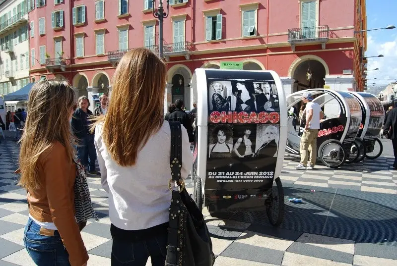 Publicité sur véhicule à Nice : affichage mobile en centre-ville (OOH mobile)