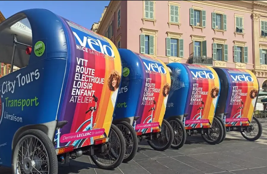 Affichage mobile sur vélotaxi à Nice circulant près d’une piste cyclable en centre-ville