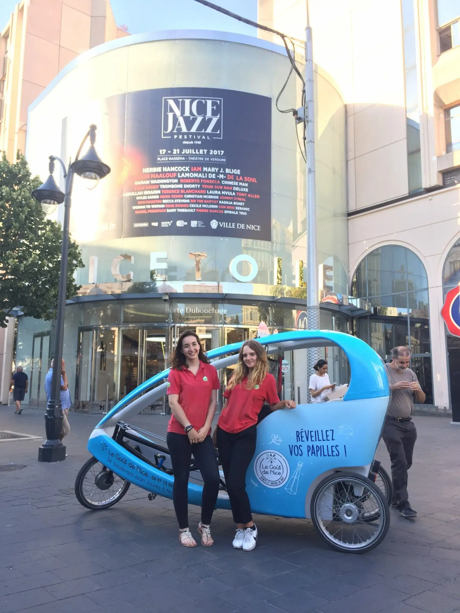 Alternative au panneau publicitaire à Nice : affichage mobile sur vélotaxi en centre-ville