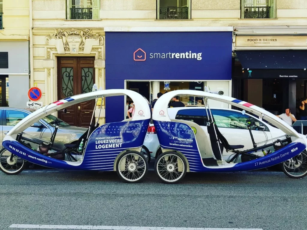 Vélo publicitaire à Nice : affichage mobile sur vélotaxi en centre-ville - campagne Smart Renting